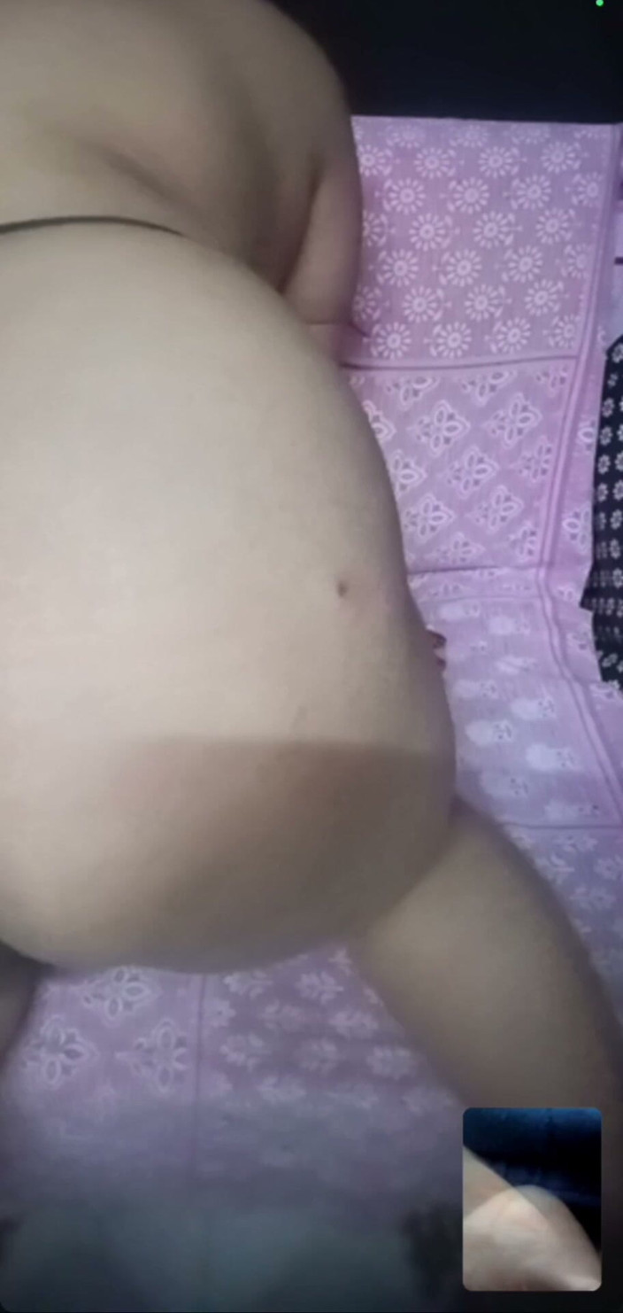 Bongsoniya69: Une femme se doigte nue