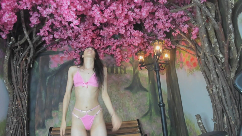 Adhara Hamilton: Tanzender Sex, Nackt