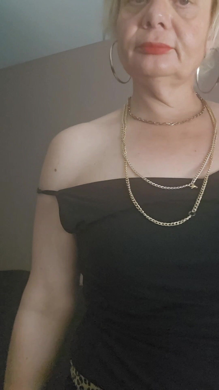 Sofy13: Tu MILF Madura Y Zorra Está Esperando Tu Gran Polla.