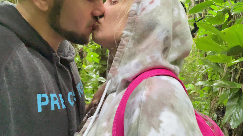 Dante Colle: Сосет хуй в тропическом лесу