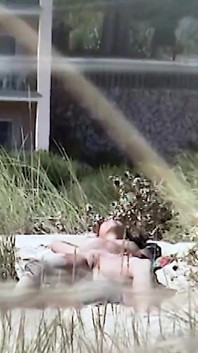 Morena caliente desnuda en las dunas