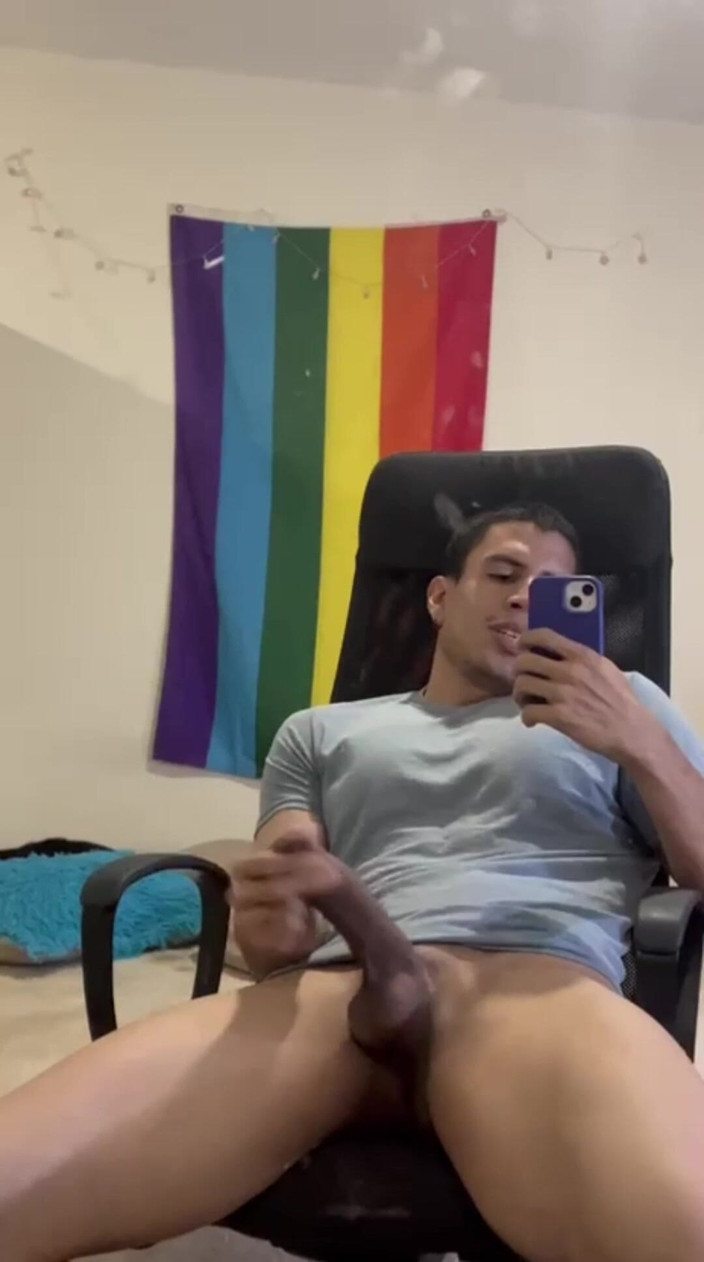 Thiago Florez: Krásný Kolumbijec s XXL penisem hledá zadek, který by mu...
