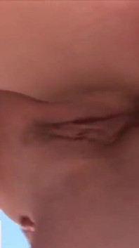 La hermosa Vittoria Risi en una escena en una exótica playa con dos chicos con pollas grandes y duras