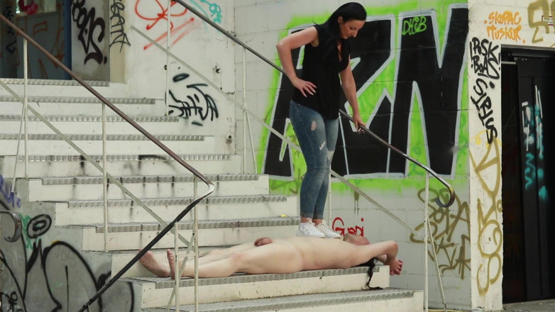 Lady Luciana Di Domizio: Calpestare sulle scale