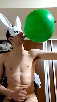 Bunny Looner bläst große Ballons, während sie auf Stream wichst