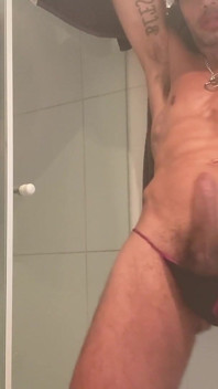 Di Rumah Dalam Tandas Zakar Seksi Punggung