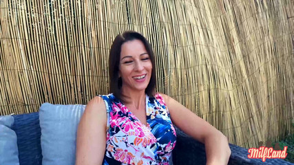 Milf land: Kyara，一个非常淫荡的熟女，喜欢干新男人 第1部分