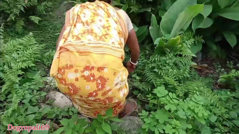 Dogrupali69: Ich habe indische frau gefickt, während sie im wald ging