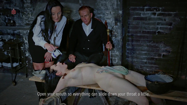 Inquisition and prison world: Huishoudster krijgt een unieke les met een stofzuiger en een...