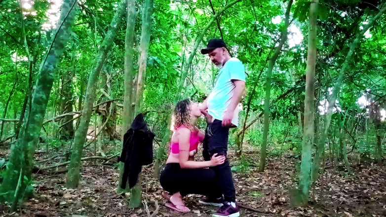 Gabi SweetCouplesStories: La conocí en la calle y la llevó al bosque,...