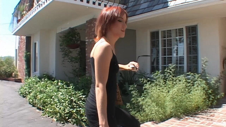 Vintagex: Sexy brunetka kouří a jezdí na velkém černém ptákovi