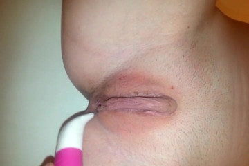 Riley Luvyna: Harig poesje scheren onder de douche