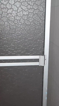 We neuken onder de douche terwijl haar cuckold-echtgenoot opneemt