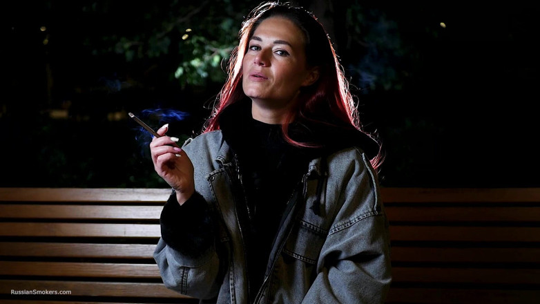 Russian Smokers: Seksi Rus güzel kadın deniz kenarında sigara içiyor