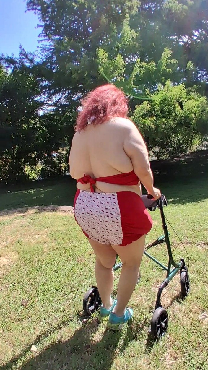 BBW nurse Vicki adventures with friends: BBW pielęgniarka Vicki spaceruje w jej Hello Kitty kostium kąpielowy...
