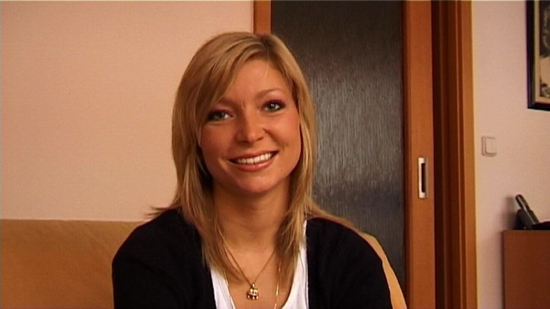 Bitch hunter: Napalona blondynka MILF uśmiecha się uwodzicielnie gotowa na brudną zabawę