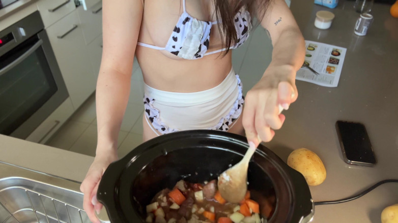Luna Lovekiss: Dîner de cuisine gratuit avec Luna en bikini minuscule