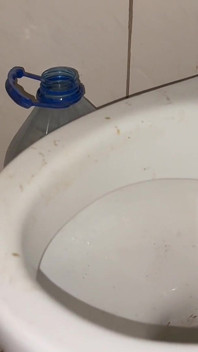 Lizanie brudnej podłogi i toalety, miga w niej głową