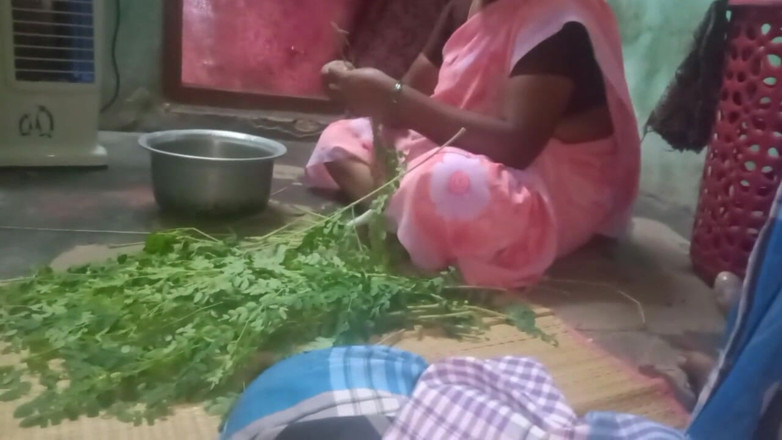 Priyanka314: Tante drückt möpse zu hause