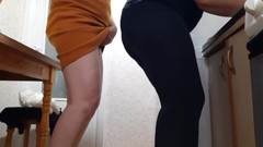 Lesbian-candys: Dvě hospodyně se střídají při masturbaci při práci - lesbické candys