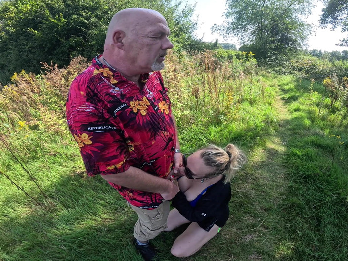 Beverly peach: Outdoor Blowjob. Alter Mann Verführt Mich. Egon Kowalski