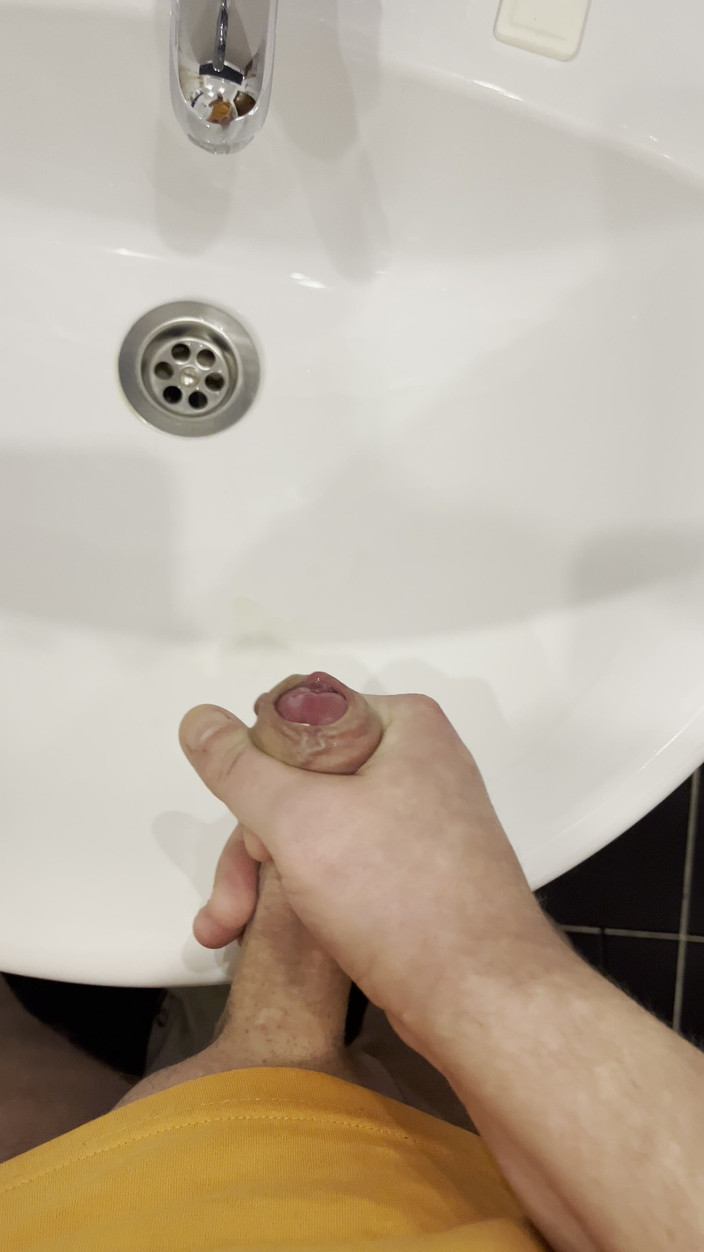 Young cum: 这家伙在浴室里自慰，并在最后特写拍摄了一切。