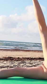 Yoga am nackten strand
