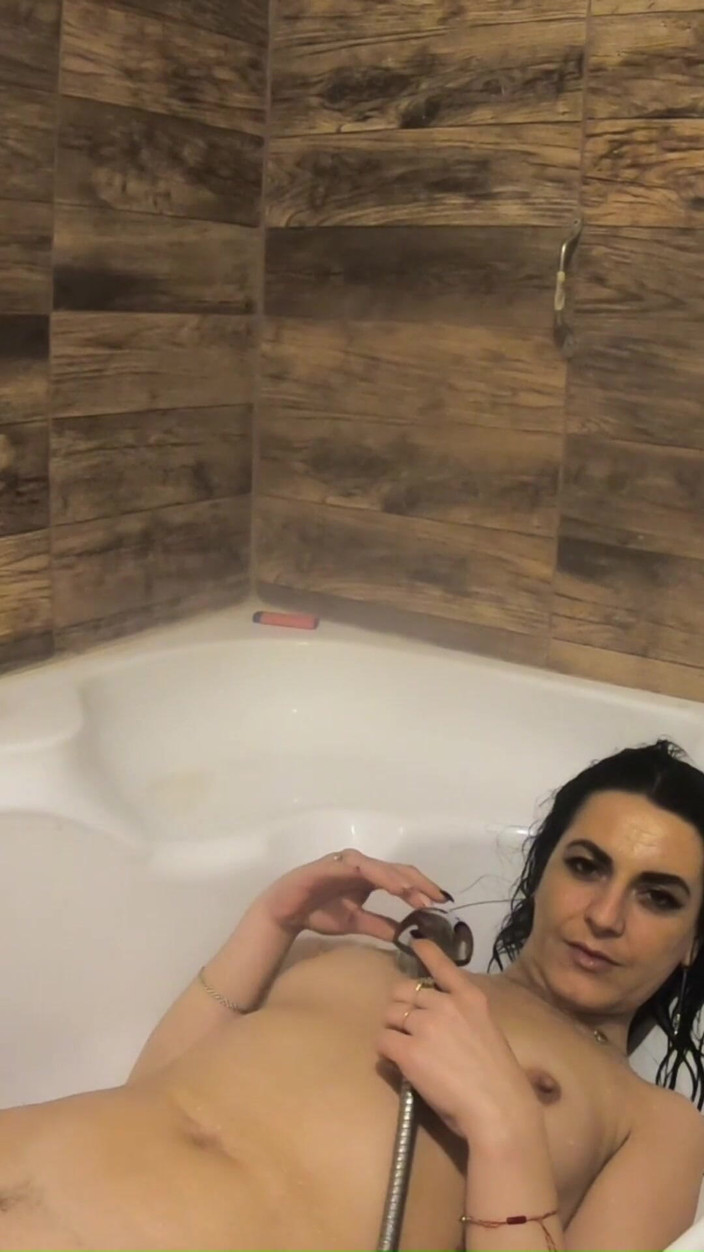 MilfyCalla: Giochi miLF kinky con orgasmo mega nella vasca da bagno...