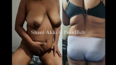 Shani Akki: Zralá indická manželka si hraje se svými velkými prsy, dostává...