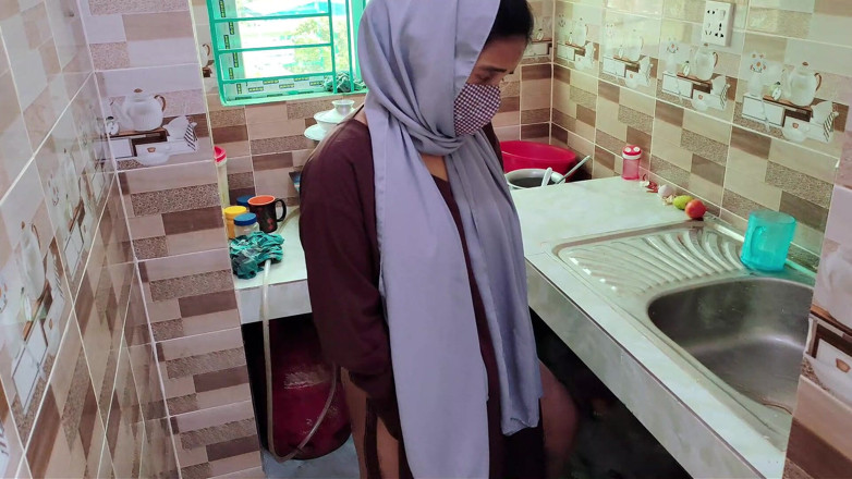 HottyKisku02: Indian Hijabi Stepmom Fuck by Stepson in the Kitchen Desi...