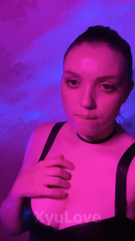 Xyulove Se Roztomile Pózuje Před Kamerou a Všem Svým Odběratelům Dává Jemný Polibek