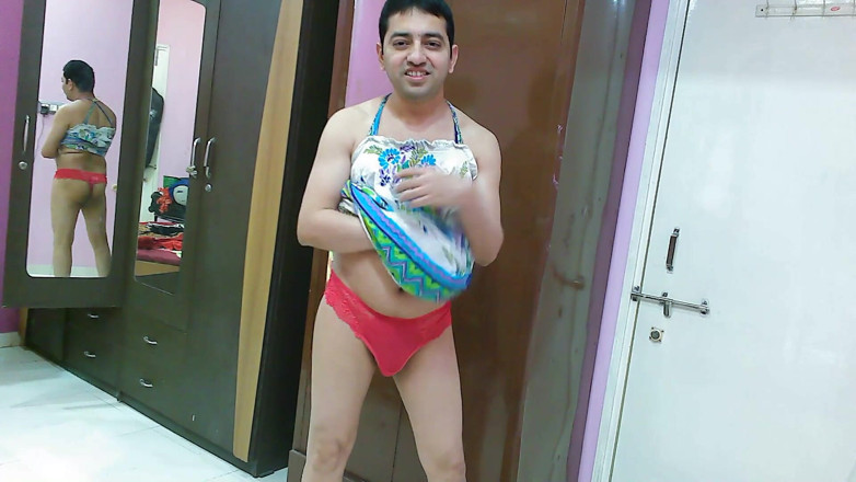 Cute & Nude Crossdresser: Crossdresser banci manis femboy Sweet Lollipop dalam pakaian pantai dengan...