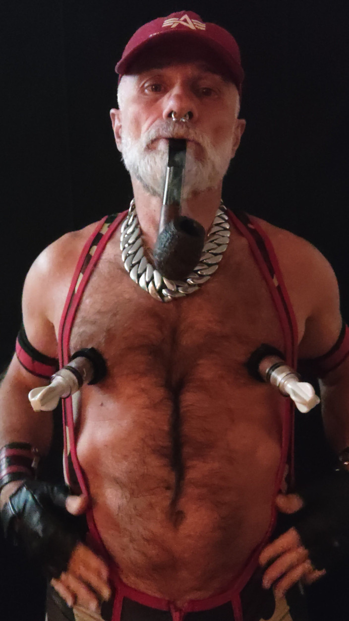 MusclesCigarsFFPig: Nevlastní otec kouří dýmku a pumpuje bradavky