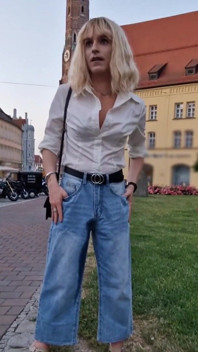 Udare publică în mijlocul orașului! Transsexuală mergând cu blugi umezi!