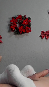 Noelde kız arkadaşla tembel sikişiyor! Şehvetli yandan görünüm sakso, ters kovboy kız ve ateşli elle muamele boşalması