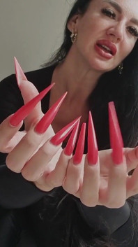Stiletto merah yang glamor menyembah kuku