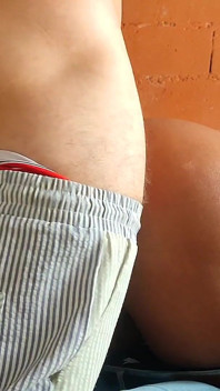 Mijn stiefvader neukte me in mijn kont in een verlaten huis