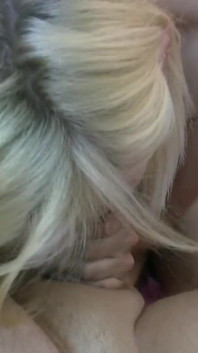 Lacey se masturbe puis taille une pipe hirondelle