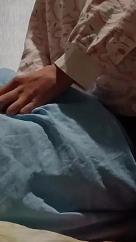 สาวผอมบางสุดๆ ถูหีกับหมอนแล้วแตกเร็วก่อนพ่อแม่จับได้