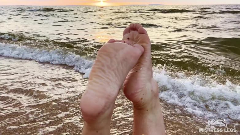 Mistress Legs: Красивые сморщитые подошвы и пальцы ног колышутся на фоне заката на пляже