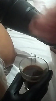Ebony MILF potřebuje krém ve své kávě
