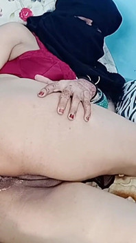 स्काइप पर गांड चुदाई वीडियो कॉल सेक्स ग्राहक के साथ गांड में डिल्डो ले रही है गंदी हिंदी बात कर रही है हॉट