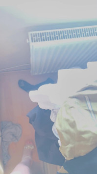 VEDERE LA PERSOANA 1: Mergând pe tocuri în apartament