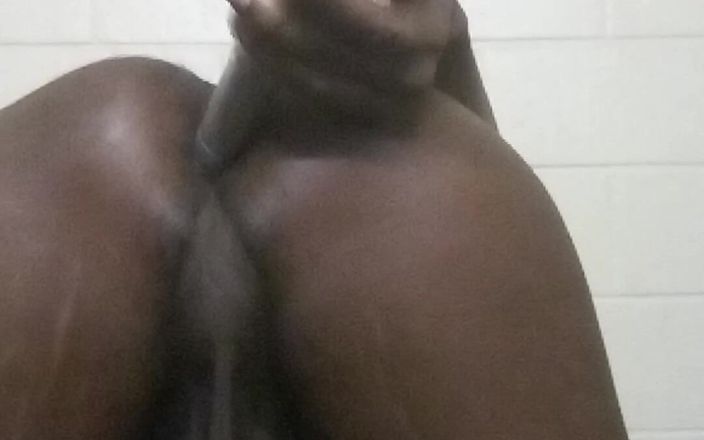 SweetDWillie456: Černá femboy bootyhole roztažená o 12 palcové dildo BBC