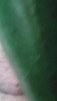 MILF masturbuje a stříká s obrovskou okurkou na parkovišti v obchodě