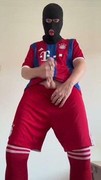 Un frère excité rentre chez lui de sa pratique de football