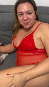 Une trans soumise goûte ma pisse