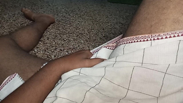 Sweet Indian cock: Hintli oğlan evli kadın ofiste anal sikişiyor ve öpüşüyor