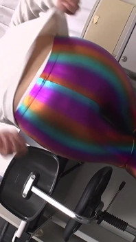Picioare grimy, Degete murdare negre: Maina Yuuri venerează tălpile murdare ale lui Fuuka Nagano în timpul unui jambiere la birou try-on