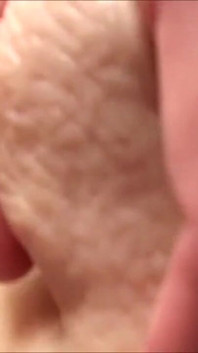 Geiles küken liebt anale masturbation im badezimmer